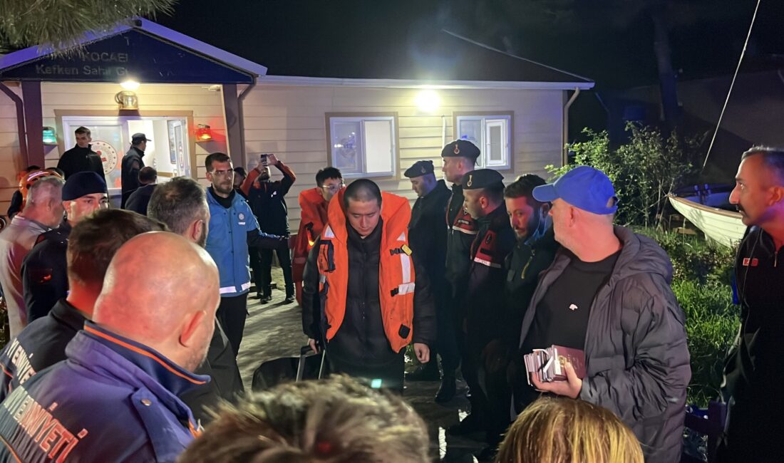 Kairos isimli tanker gemisindeki 25 personelin ambulanslara alındı.Rusya’nın Novoroski Limanı’na