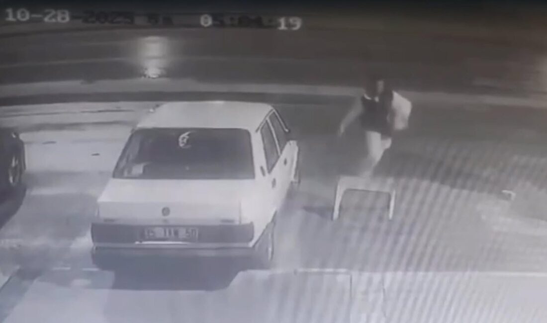 İzmir Karabağlar ilçesinde 28 Ekim’de bir otomobilin camını kıran iki