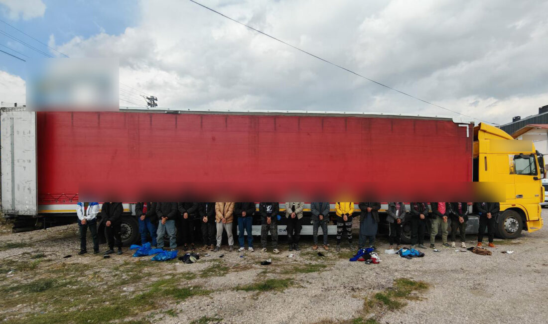 Sivas Suşehri ilçesinde polis ekipleri, göçmen kaçakçılığıyla mücadele kapsamında durdurdukları