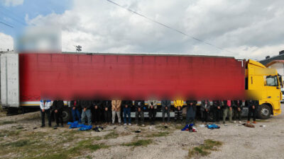 Sivas Suşehri ilçesinde polis ekipleri, göçmen kaçakçılığıyla mücadele kapsamında durdurdukları