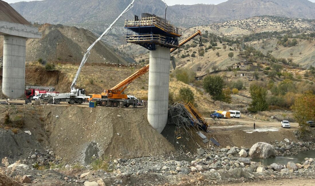 Diyarbakır’ın Kulp ilçesinde yapımı devam eden viyadükte beton dökümü sırasında