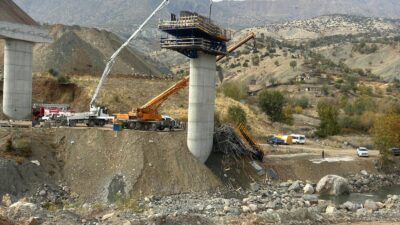 Diyarbakır’ın Kulp ilçesinde yapımı devam eden viyadükte beton dökümü sırasında