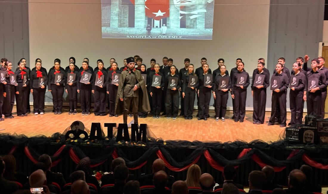 Program, saygı duruşu ve İstiklal Marşı’nın okunmasıyla başladı. Ardından günün