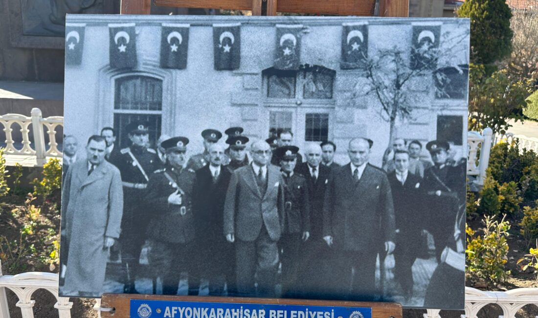 Program, saygı duruşu ve İstiklal Marşı’nın okunmasıyla başladı. Ardından günün