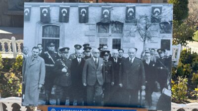 Program, saygı duruşu ve İstiklal Marşı’nın okunmasıyla başladı. Ardından günün