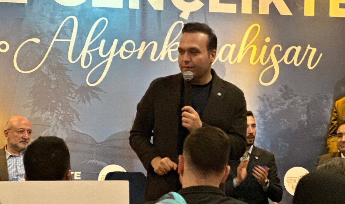 Programda gençlerle samimi bir atmosferde sohbet eden İbiş, Türkiye’nin geleceğinde