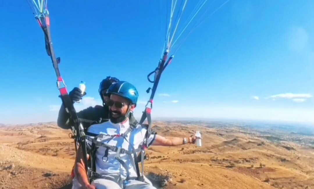 Gercüş ilçesindeki 1120 rakımlı Ayrancı Tepesi, yamaç paraşütü tutkunlarının buluşma