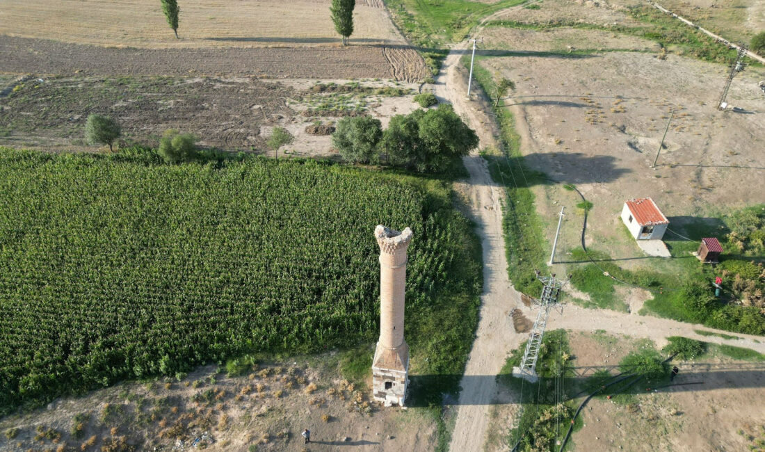 13. yüzyılda Selçuklular döneminde inşa edilen Kırık Minare, 1801 yılında