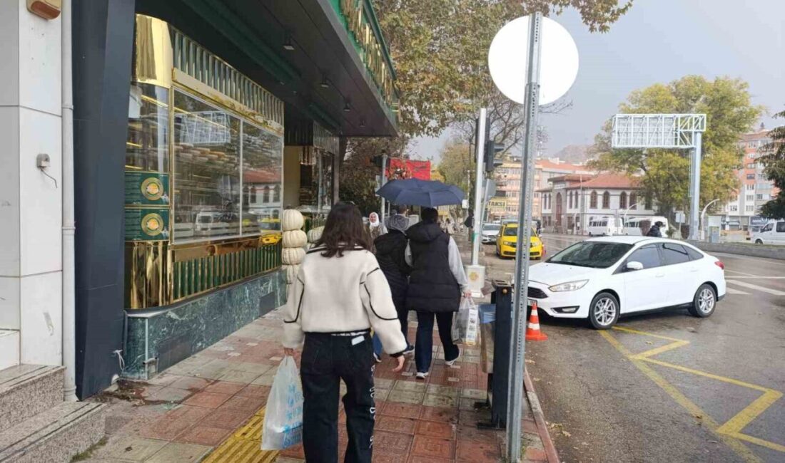 Afyonkarahisar’da meteorolojinin uyarıları sonrası beklenen yağmur yağışı öğle saatlerinde başladı.