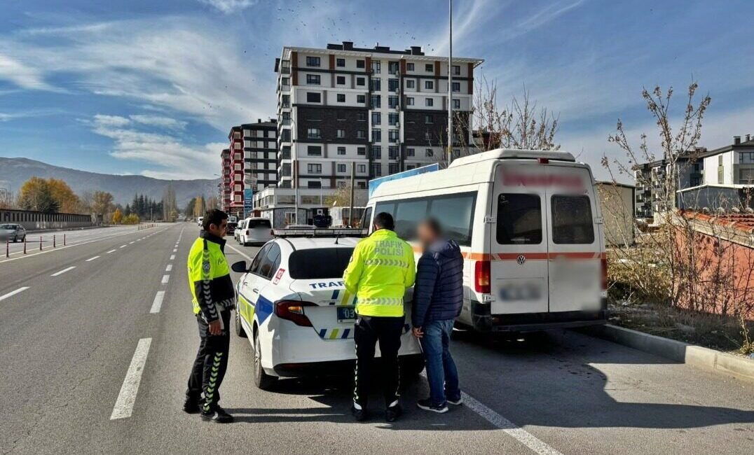 AFYONKARAHİSAR (AA) – Afyonkarahisar'da kaldırımdan ilerleyen minibüsün sürücüsüne 1986 lira