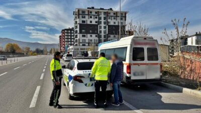 AFYONKARAHİSAR (AA) – Afyonkarahisar'da kaldırımdan ilerleyen minibüsün sürücüsüne 1986 lira