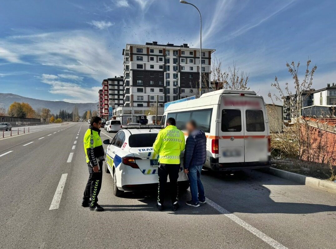 AFYONKARAHİSAR (AA) – Afyonkarahisar'da kaldırımdan ilerleyen minibüsün sürücüsüne 1986 lira