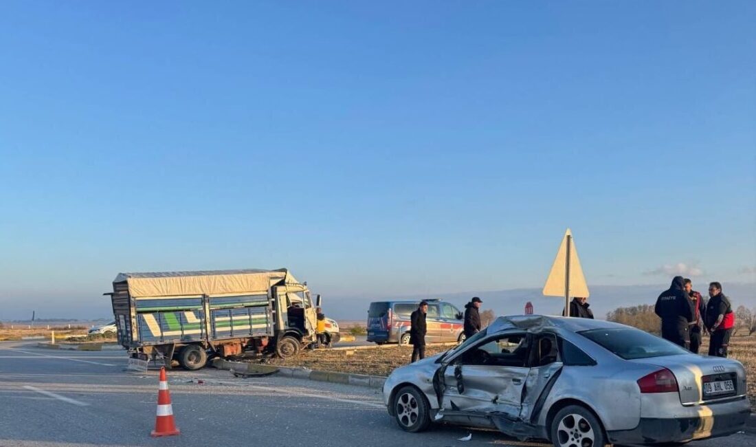 AFYONKARAHİSAR (AA) – Afyonkarahisar'da kamyonet ile otomobilin çarpışması sonucu 6