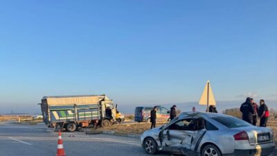 AFYONKARAHİSAR (AA) – Afyonkarahisar'da kamyonet ile otomobilin çarpışması sonucu 6