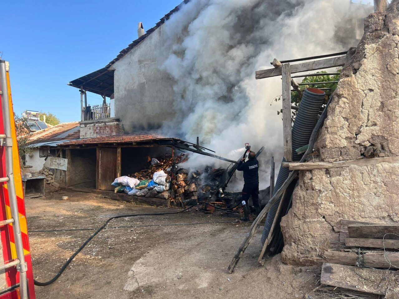 AFYONKARAHİSAR (AA) – Afyonkarahisar'ın Dinar ilçesinde müstakil evde çıkan yangında