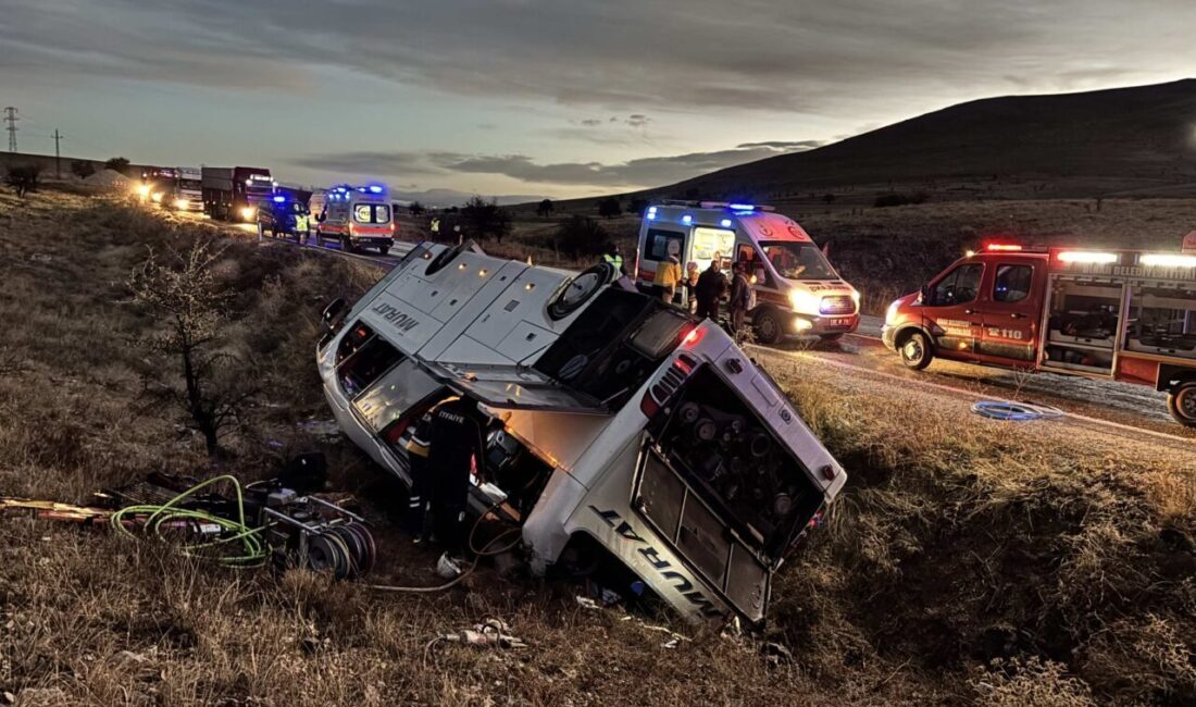 AFYONKARAHİSAR (AA) – Afyonkarahisar'ın Dinar ilçesinde yolcu otobüsünün şarampole devrilmesi