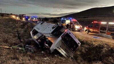 AFYONKARAHİSAR (AA) – Afyonkarahisar'ın Dinar ilçesinde yolcu otobüsünün şarampole devrilmesi