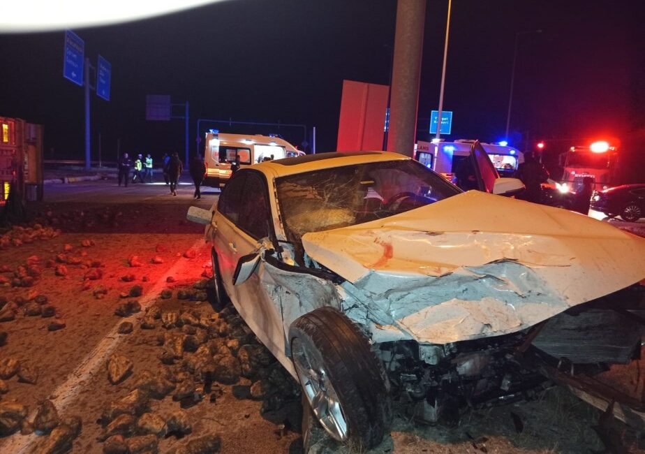 Çorum-Yozgat çevre yolu Zile Kavşağı’nda, Zile istikametinde ilerleyen otomobil ile