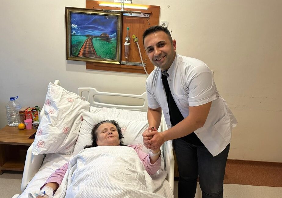 Ameliyatta laparoskopik yöntemle safra kesesi açıldı. Boyutları 2–3 mm arasında