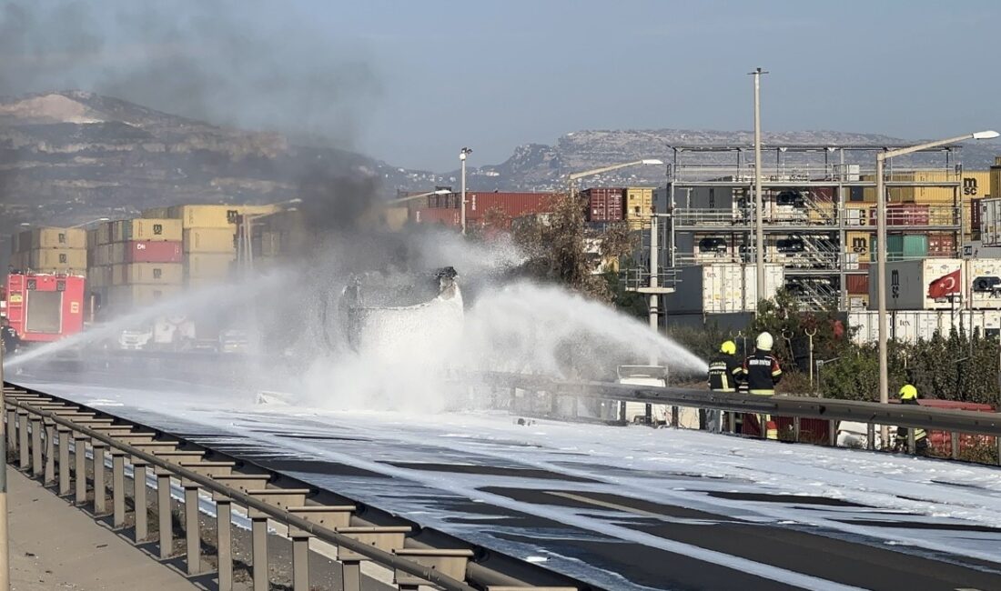Sürücünün ihbarı üzerine bölgeye polis, sağlık ve çok sayıda itfaiye