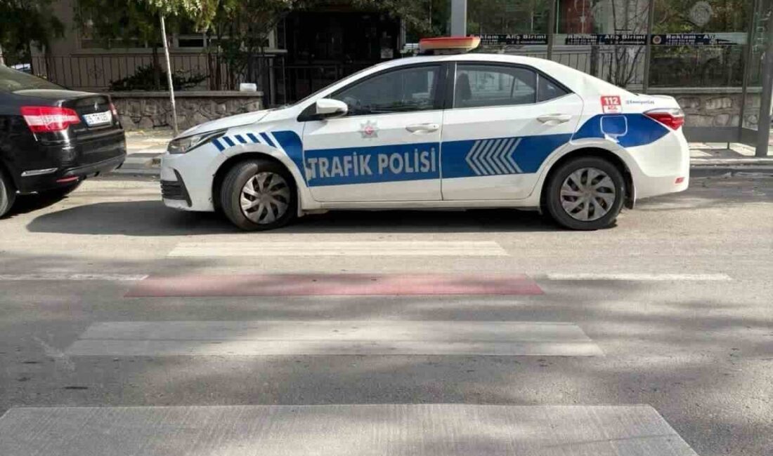 Afyonkarahisar’da yanlışlıkla yaya yoluna park eden polis aracına İl Emniyet