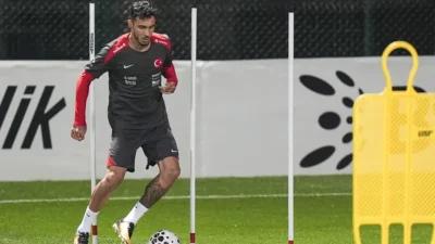 Beşiktaşlı savunma oyuncusu Emirhan Topçu, arka adalesindeki sakatlık nedeniyle A