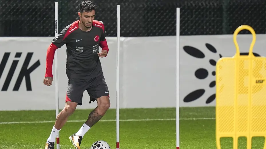 Beşiktaşlı savunma oyuncusu Emirhan Topçu, arka adalesindeki sakatlık nedeniyle A