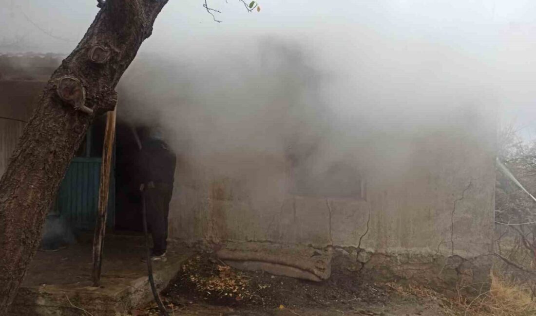 Afyonkarahisar’ın Şuhut ilçesine bağlı Karaadilli beldesinde yaşanan ev yangını itfaiye