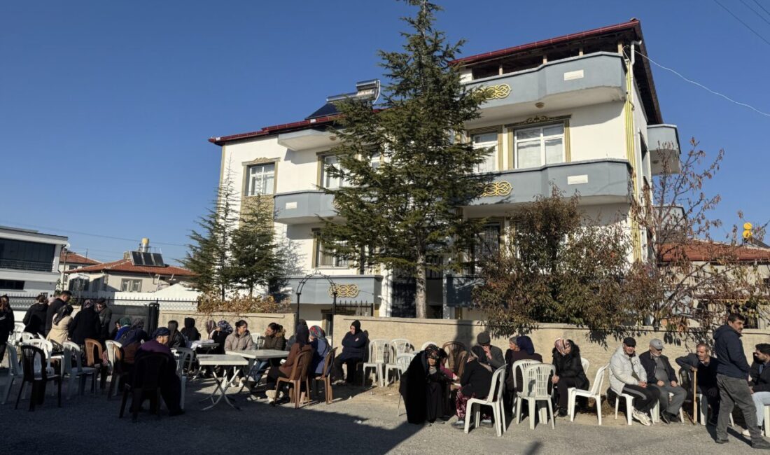 - Afyonkarahisar'ın Bolvadin ilçesinde taziyeleri kabul eden, kızı ve torunlarının