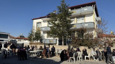 - Afyonkarahisar'ın Bolvadin ilçesinde taziyeleri kabul eden, kızı ve torunlarının