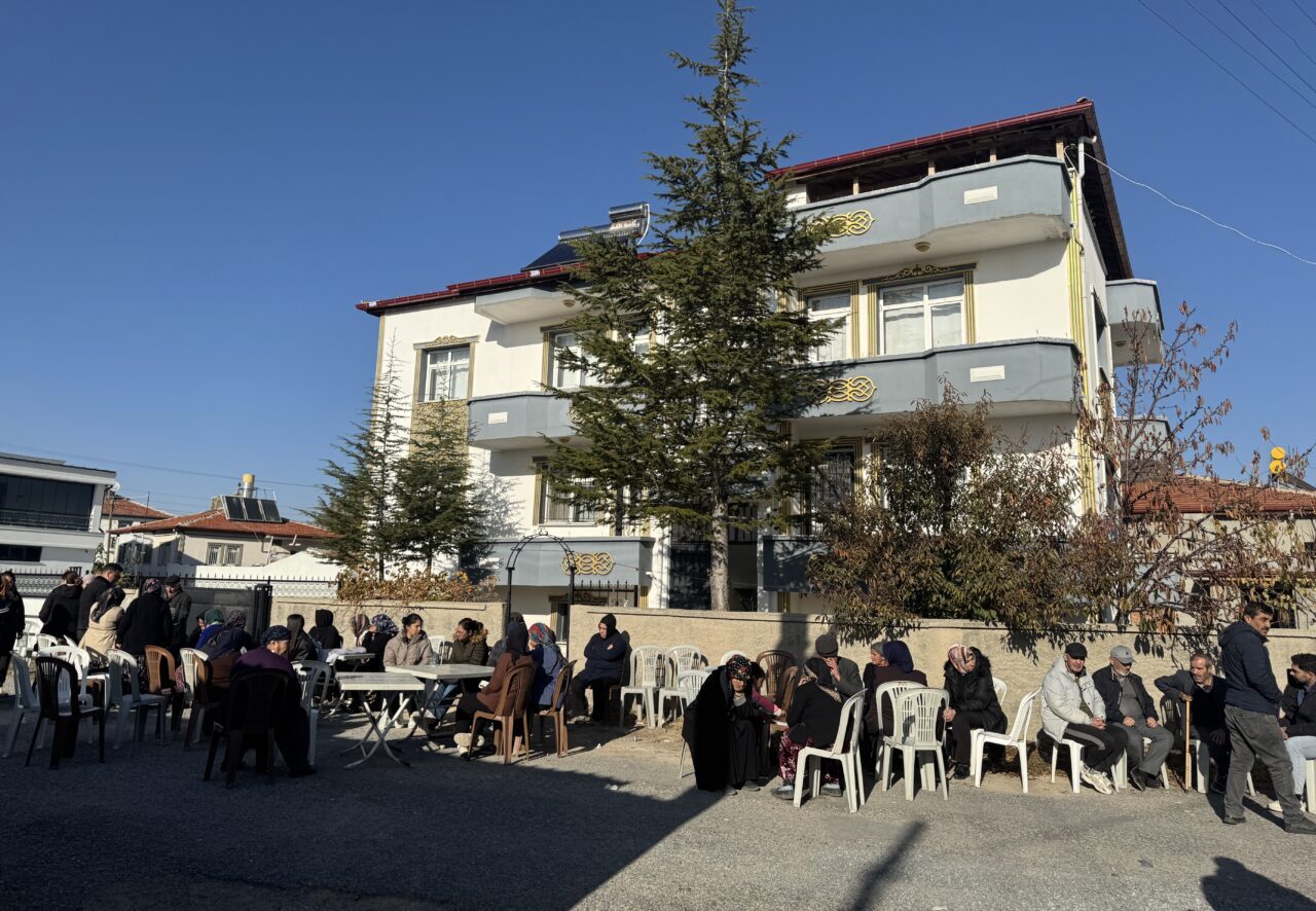 - Afyonkarahisar'ın Bolvadin ilçesinde taziyeleri kabul eden, kızı ve torunlarının