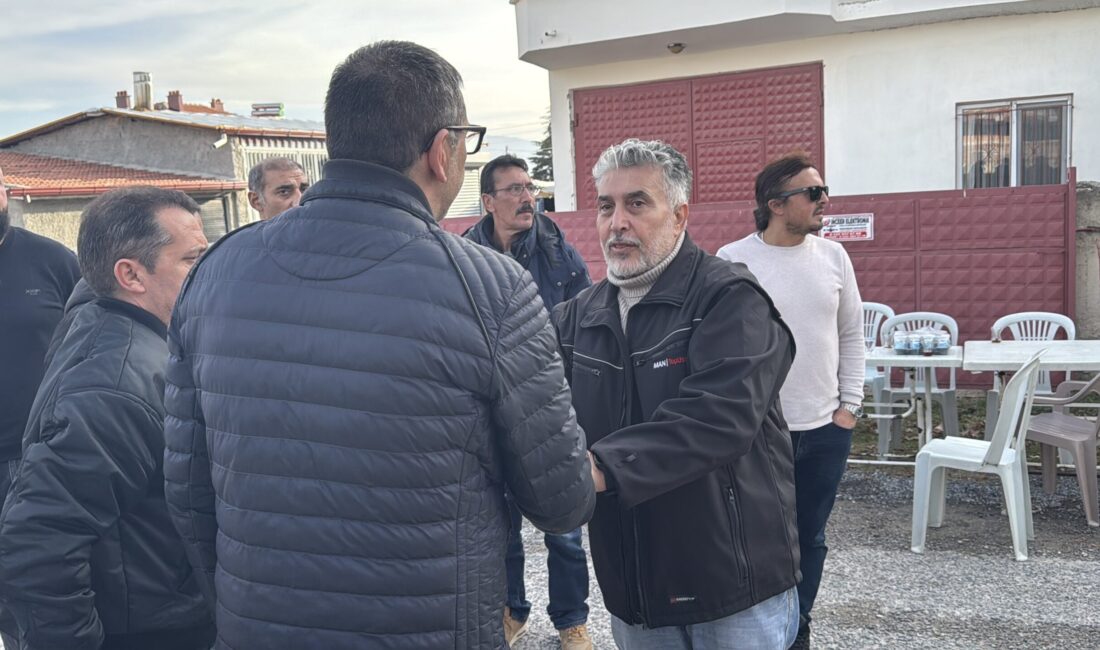 Müslümana Mahallesi’ndeki evin önünde taziyeleri kabul eden Servet Böcek’in babası