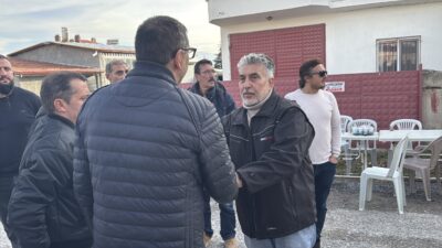 Müslümana Mahallesi’ndeki evin önünde taziyeleri kabul eden Servet Böcek’in babası