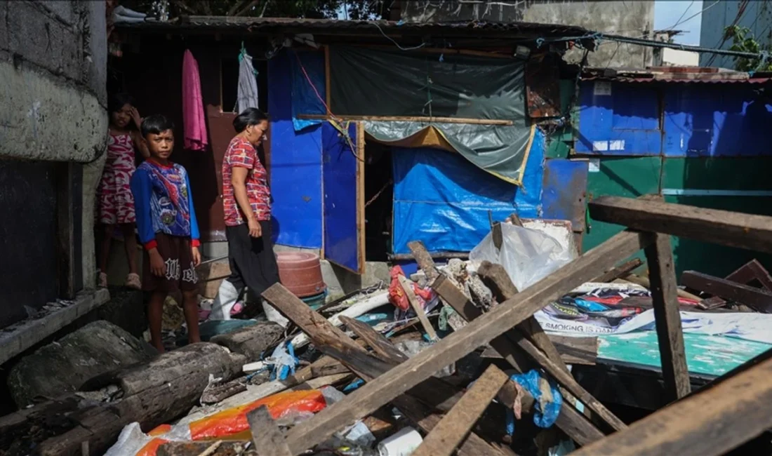 Filipinler’i etkisi altına alan Fung-wong (Uwan) Tayfunu, sel ve toprak