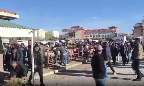 Sabahın erken saatlerinden itibaren pazara gelen küçükbaş hayvan üreticileri, besleyip