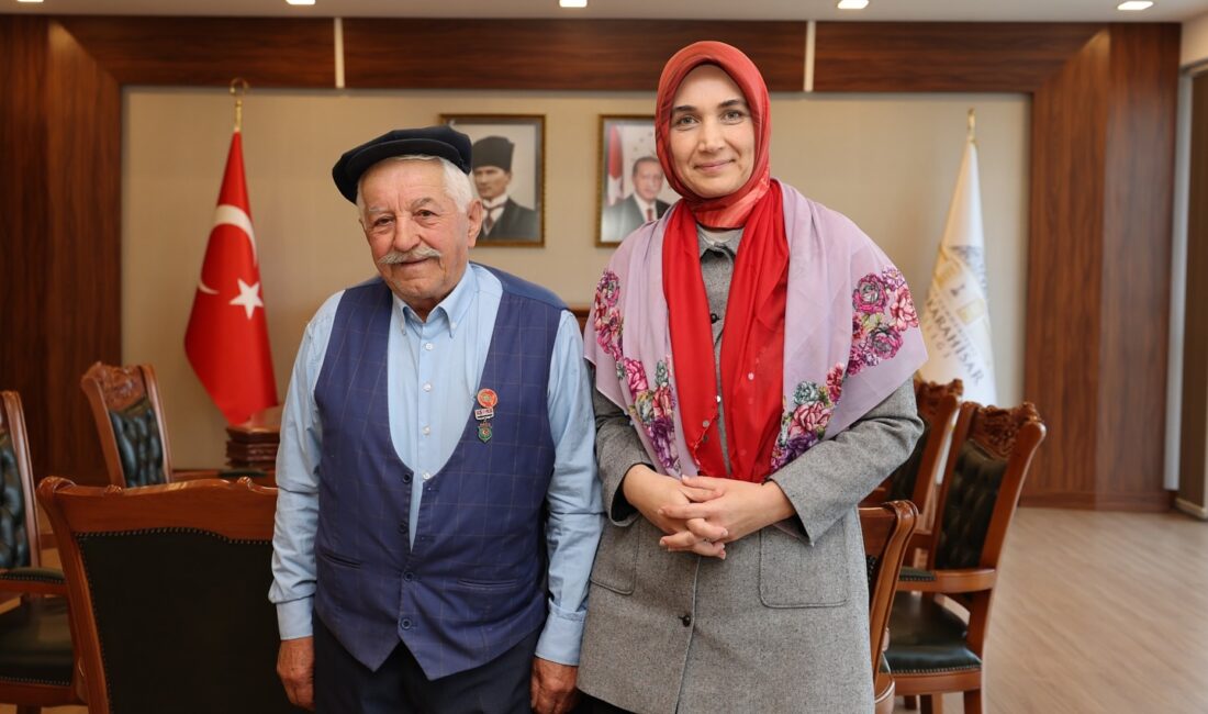 Vali Yiğitbaşı ilk olarak İhsaniye Belediye Başkanı Emine Gökçe’yi makamında