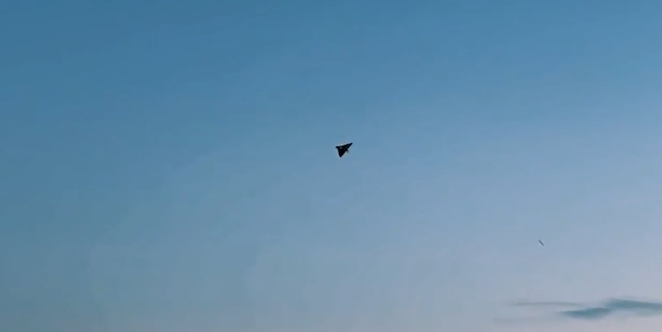 Gözlük veya ekran aracılığıyla sanki dronun içinde uçuyormuş gibi kullanılan