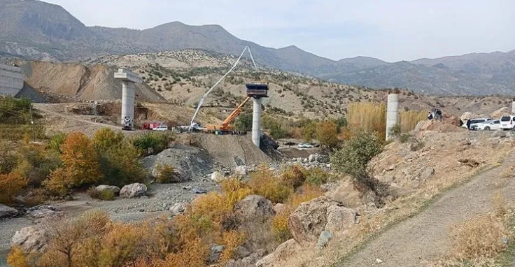 İnşaat göçüğü altında kalanlar için kurtarma çalışmalarına başlanıldı. Silvan barajı