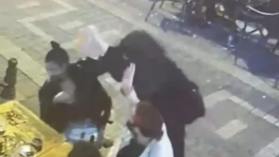 İstanbul Kadıköy Caferağa Mahallesi’nde bulunan bir eğlence mekanının önünde meydana