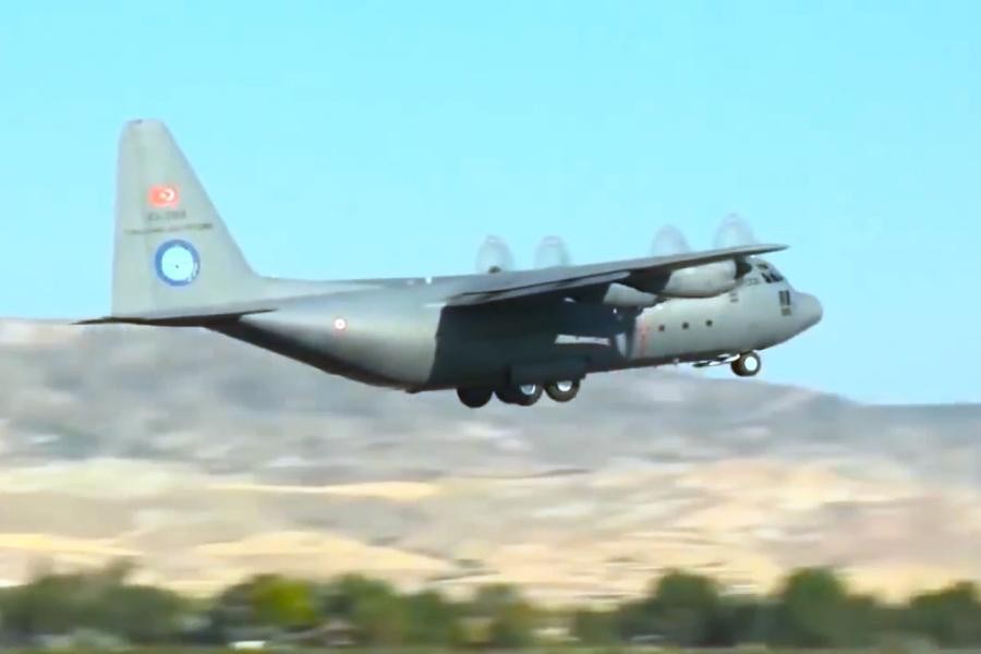 Enkazın olduğu bölgede ekiplerin çalışması devam ederken, uçağın kara kutusu