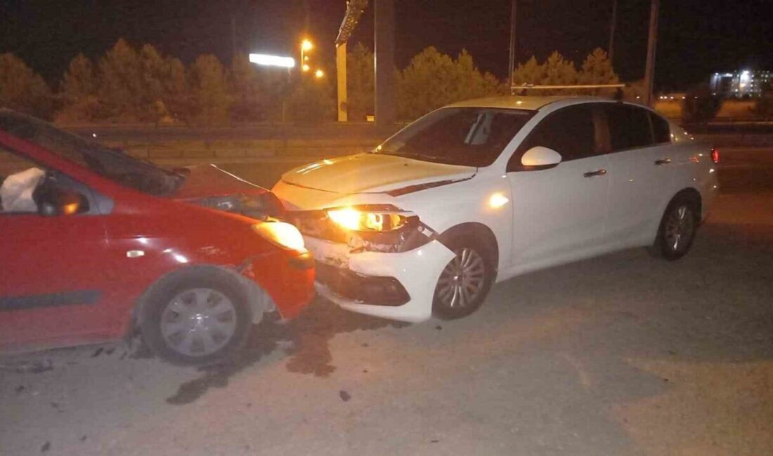 Afyonkarahisar’da kontrolden çıkan otomobilin polis aracına çarptığı kazada 1’i polis