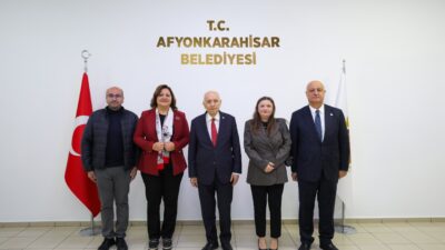 Program için Afyonkarahisar’a gelen birlik temsilcileriyle görüş alışverişinde bulunan Başkan