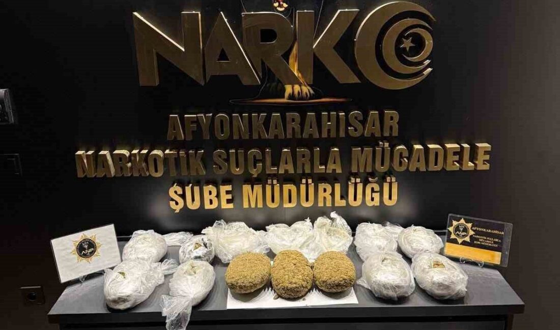 Afyonkarahisar’da polis ekipleri düzenledikleri operasyonda otomobili arka kapısının döşemesinin içerisine