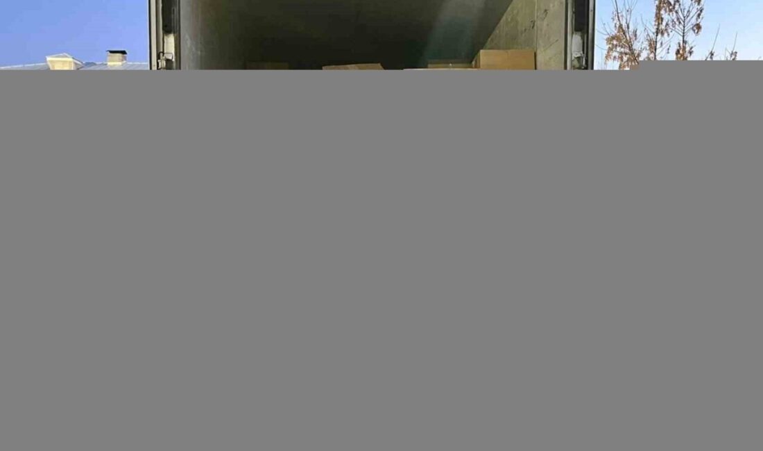 Afyonkarahisar’da polis tarafından durdurulan bir kamyonette yaklaşık 3 ton kaçak