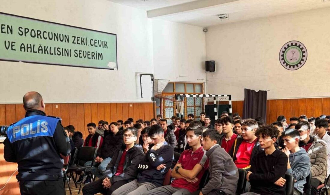 Afyonkarahisar’da polis ekipleri tarafından lise öğrencilerine yönelik güvenli internet ve