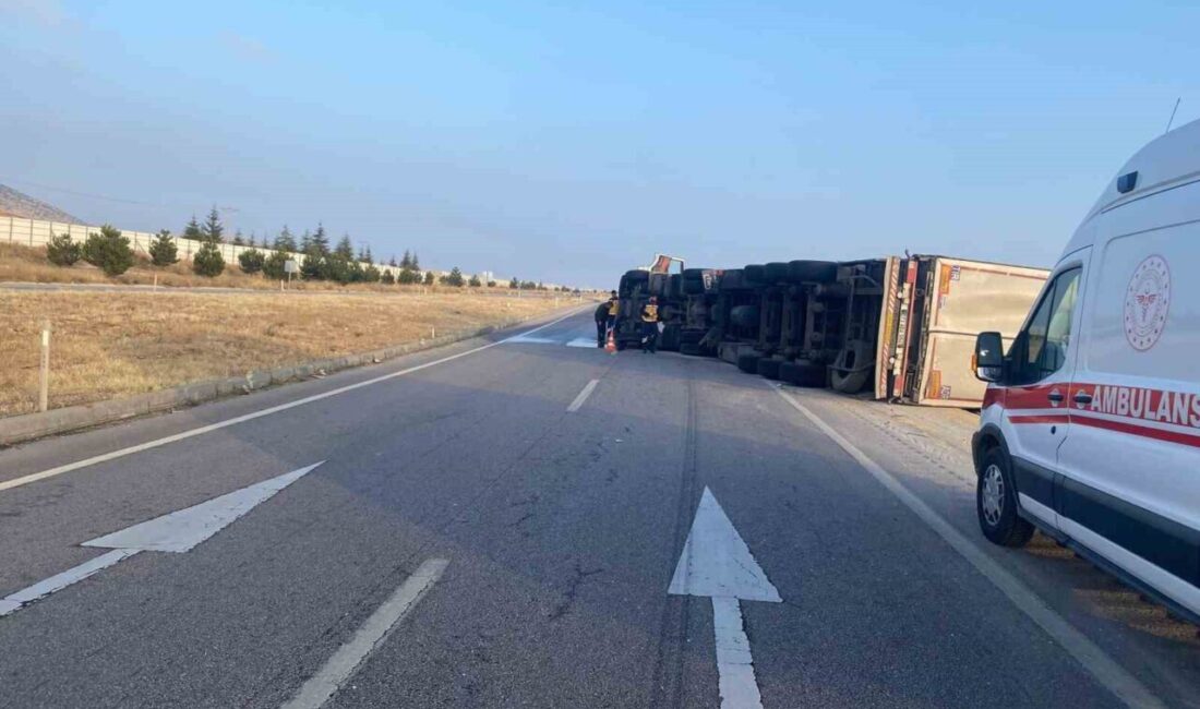 Afyonkarahisar’da kontrolden çıkan saman yüklü tır yol ortasına devrilirken kazada