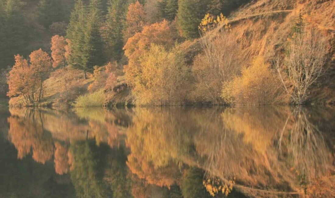 Afyonkarahisar’da sis bulutlarının gökyüzüne yükseldiği anlar görsel şölen oluşturdu. Kentte