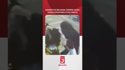 Kadıköy’de bir eğlence mekanının önünde oturan genç kadın, başka bir