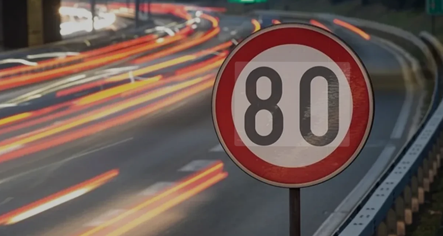 İstanbul’da 84 yolun hız limiti yeniden belirlendi. Karar, İstanbul Büyükşehir