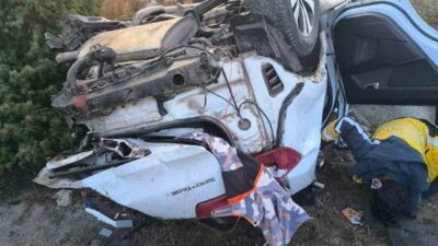 Afyonkarahisar’da kontrolden çıkarak yol kenarına takla atan otomobilin sürücüsü olay